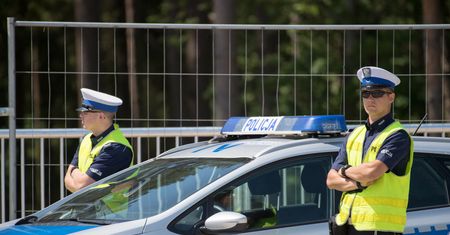 Warszawa: zniszczył ponad 20 samochodów na Białołęce. Sprawca zostawił wiadomość