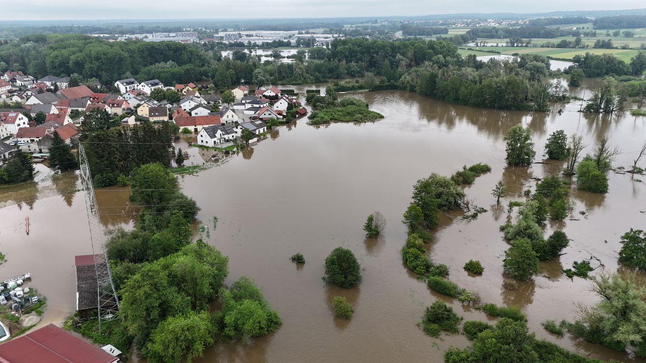 Floods in southern Germany. On their feet for 40 hours.