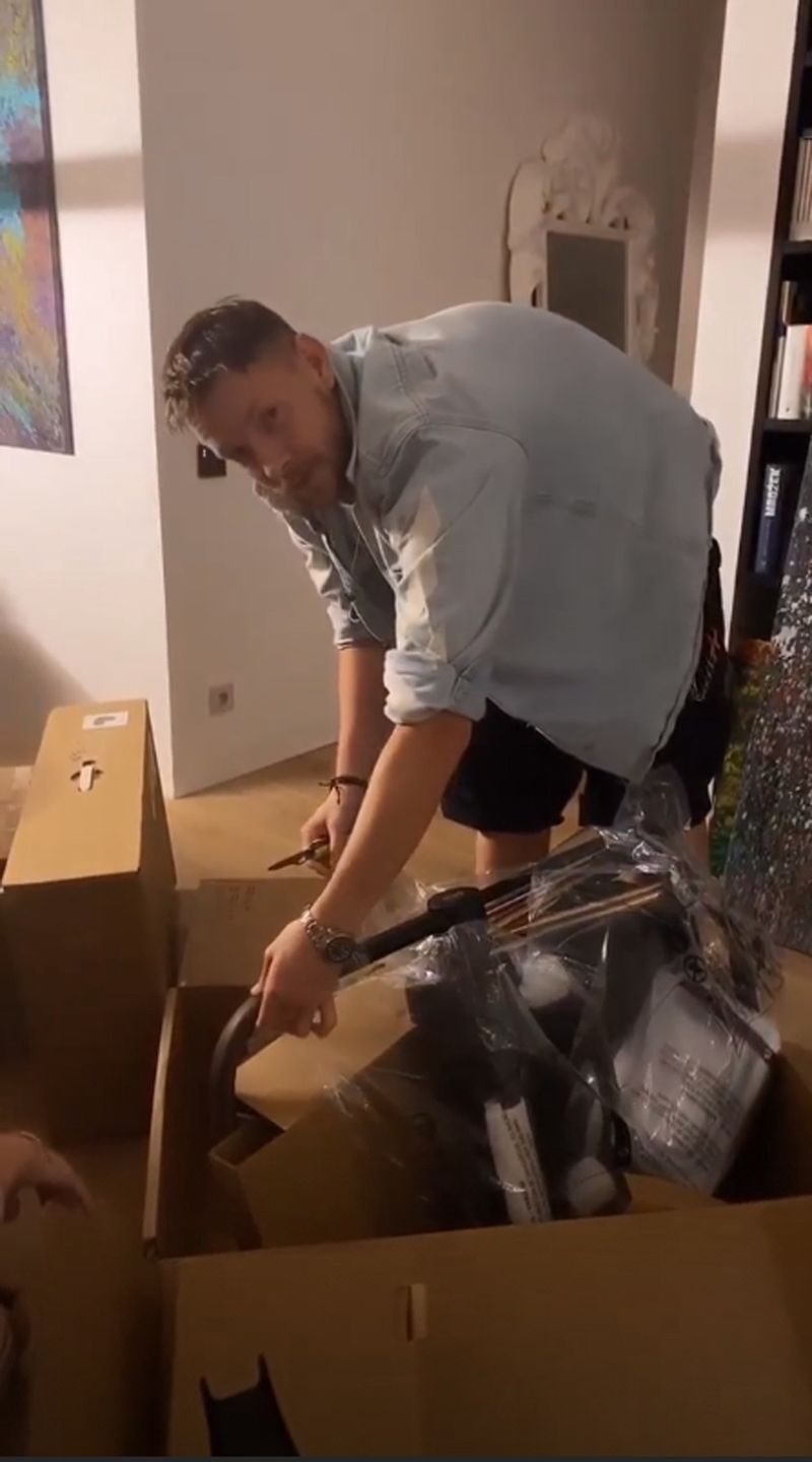 Sebastian Fabijański cieszy się z wózka