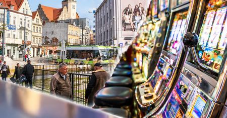 Miasto uwięzione w sporze. 9 tys. automatów czeka w magazynach