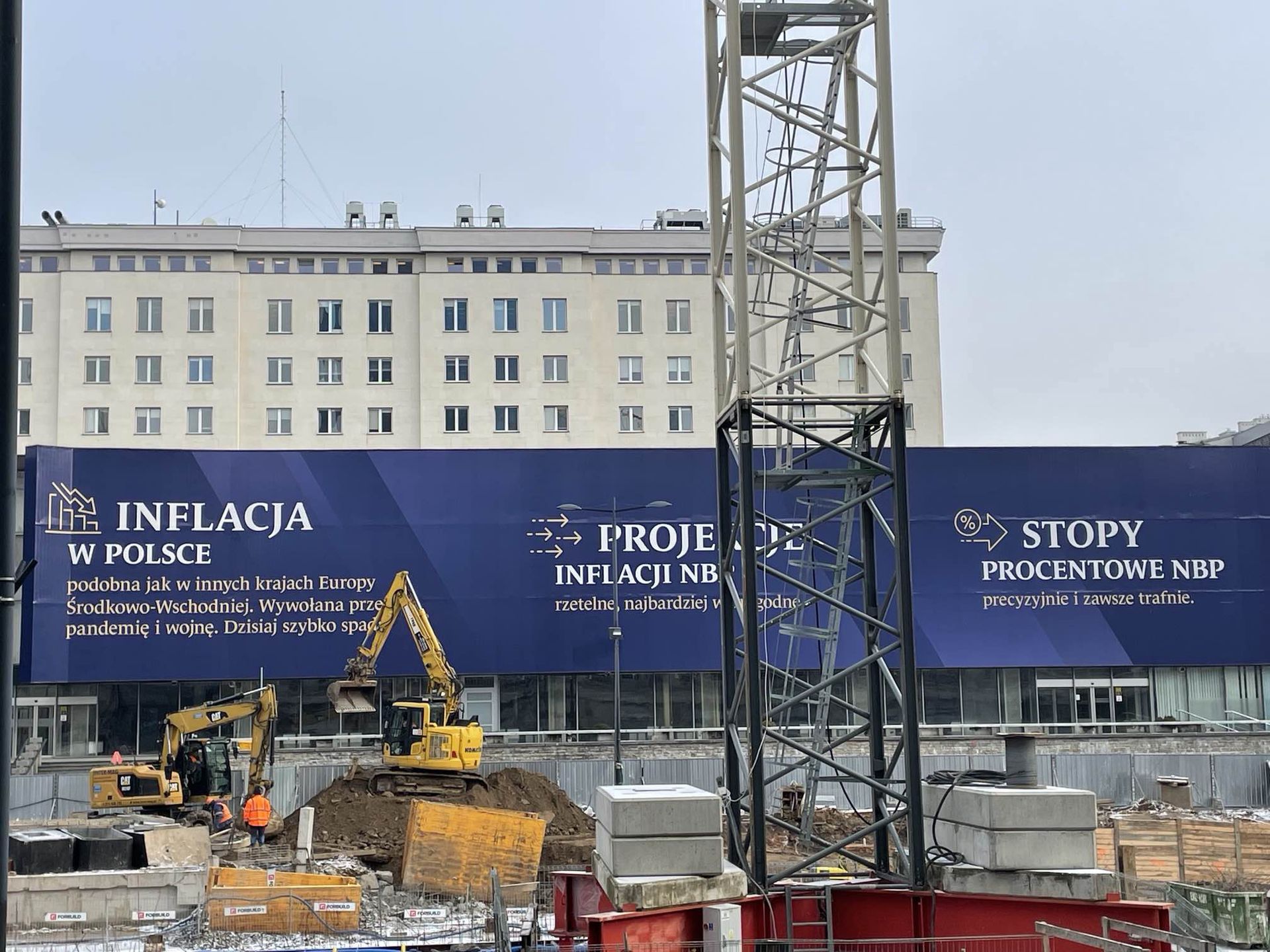 "Wszystkie działania NBP są zgodne z prawem i spełniają najwyższe standardy międzynarodowe" - głosi hasło na banerze Narodowego Banku Polskiego