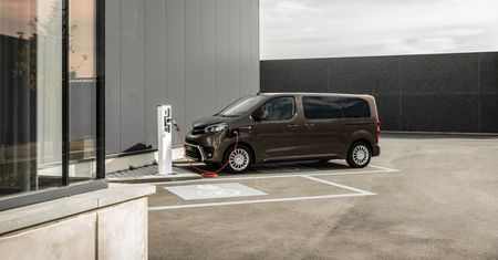 Toyota dołącza do grona elektrycznych vanów i prezentuje Proace'a Verso Electric