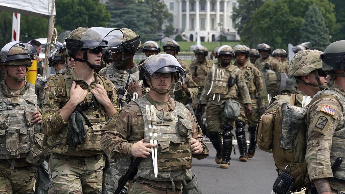 Żołnierze Gwardii Narodowej zgromadzeni w sobotę pod Białym Domem.