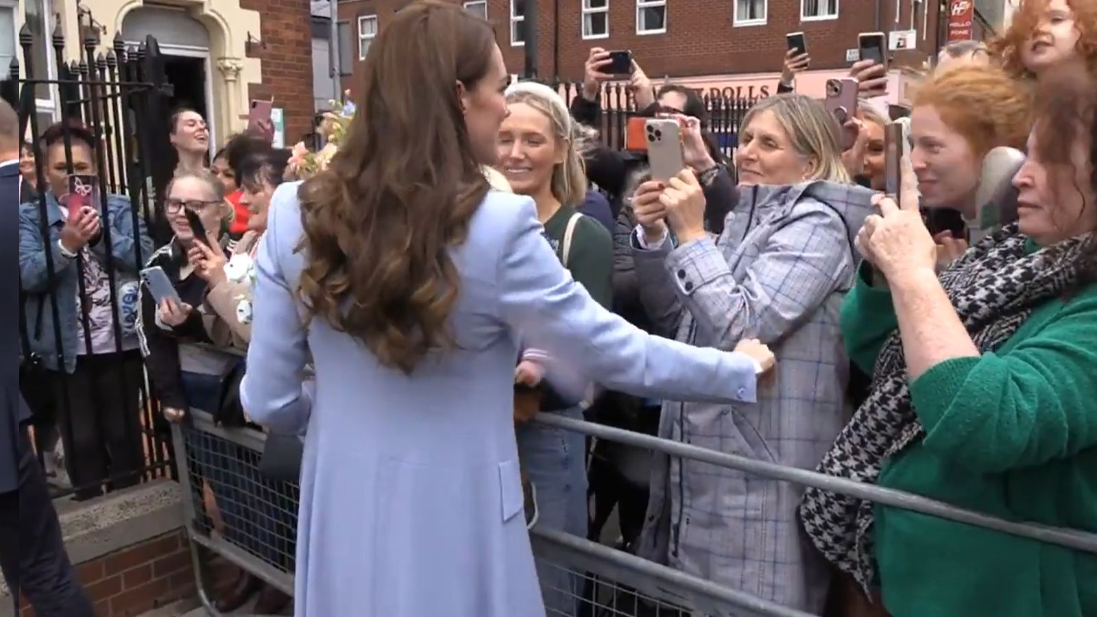Irlandka "ciepło" wita Kate Middleton podczas wizyty w jej kraju. Zrobiło się nieprzyjemnie...