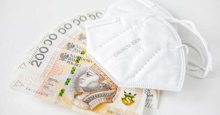 Śledztwo ws. afery maseczkowej umorzone. Sąd: Instruktor narciarstwa nie oszukał MZ