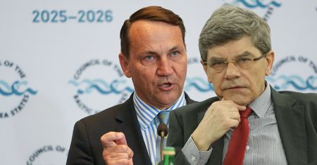 Sikorski ostro odpowiada merowi Lwowa. Były ambasador: Ma obowiązek