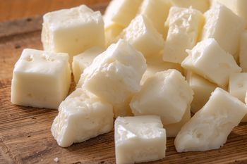 To najlżejszy ser. Ma mało tłuszczu, a jest napakowany białkiem