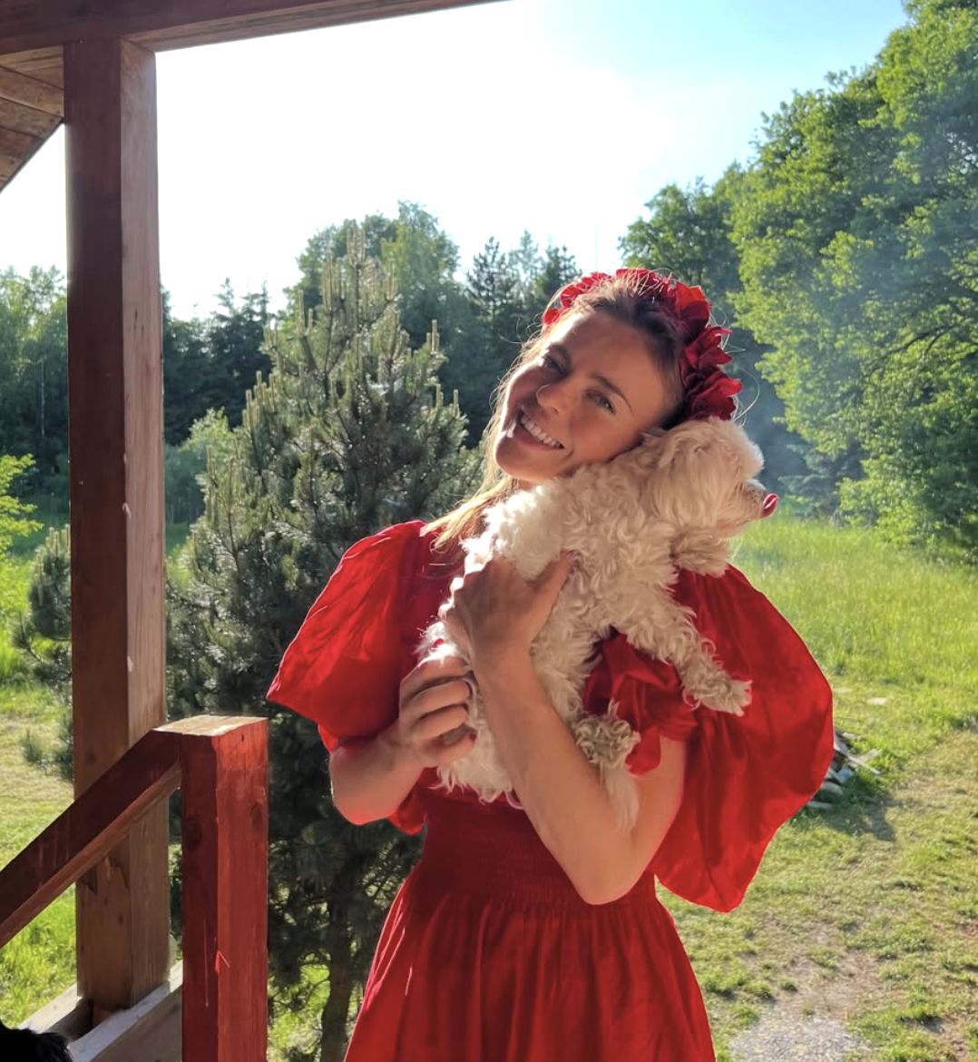 Edyta Herbuś przed domem