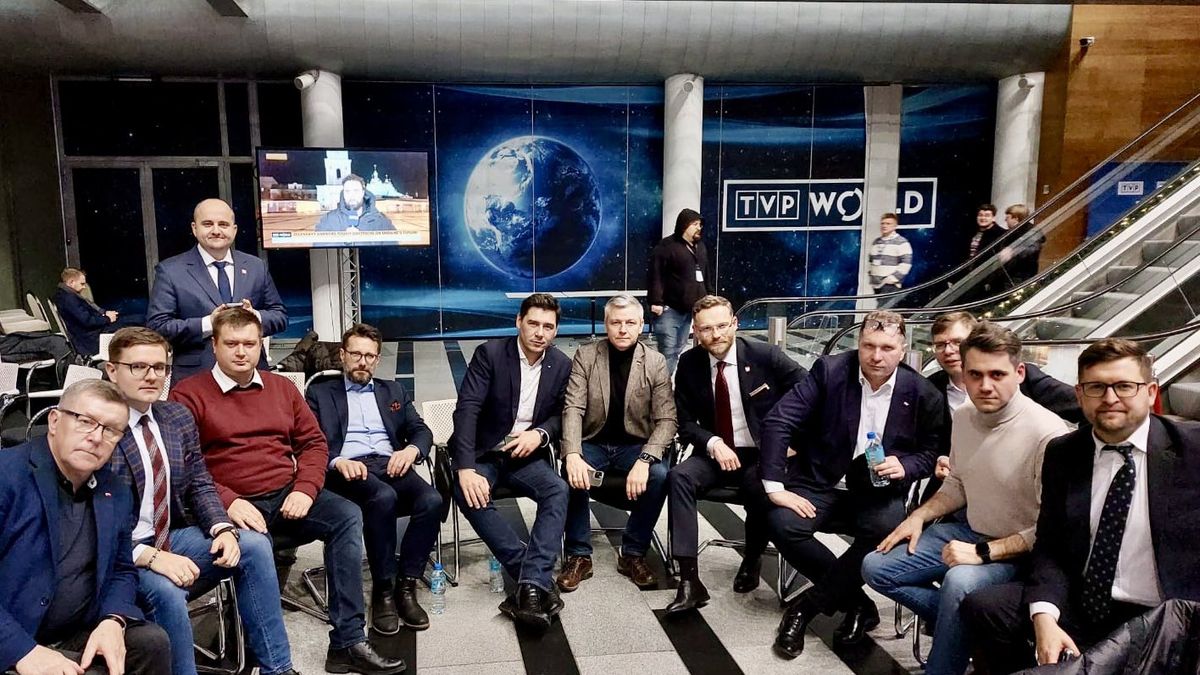 Posłowie PiS na "dyżurze" w TVP