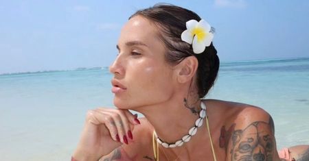 Karolina Gilon pozuje w wyciętym bikini na Malediwach, a internauta komentuje: "Zero tyłka". Doczekał się ODPOWIEDZI