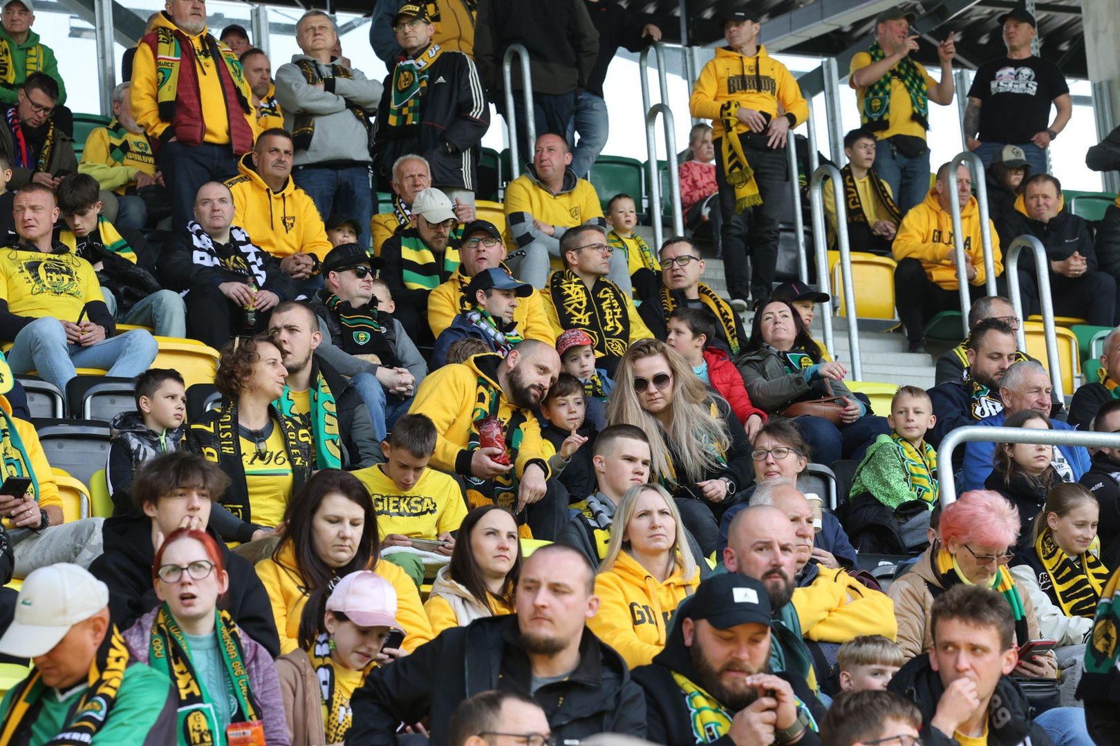 Blisko 14 tysięcy kibiców GKS Katowice dopingowało swój zespół w meczu z Cracovią.