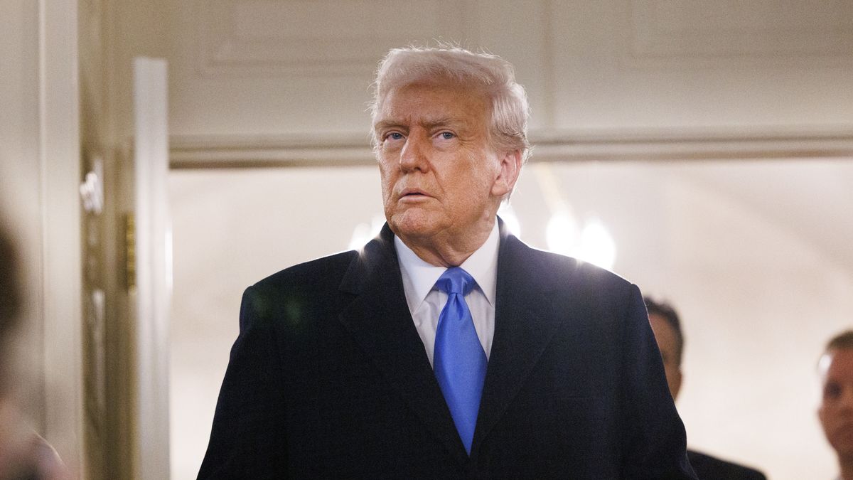 US President Donald Trump waits for the arrival of Mark Fogel (Not Pictured), who was recently released from prison in Russia, in the Diplomatic Reception Room at the White House in Washington, DC, USA, 11 February 2025. Fogel had been in captivity since 2021 for a drug offense. EPA/AARON SCHWARTZ / POOL Dostawca: PAP/EPA.