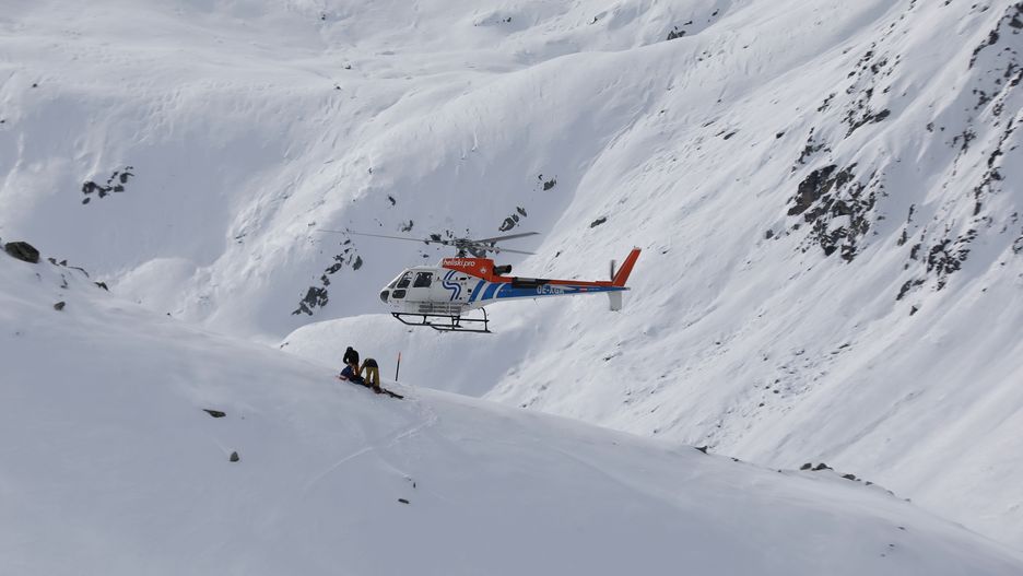 RIZE, TURKIYE - JANUARY 13: A view of heli skiing at a ski resort located in Kackar Mountains in Camlihemsin district of Rize, Turkiye on January 13, 2023. While there is not enough snow in the Swiss Alps and in many of the world's ski resorts this year, Kackar Mountains, which have become the center of heli skiing sport in Turkiye, are full of activities that will last for 13 weeks. (Photo by Muhittin Sandikci/Anadolu Agency via Getty Images)