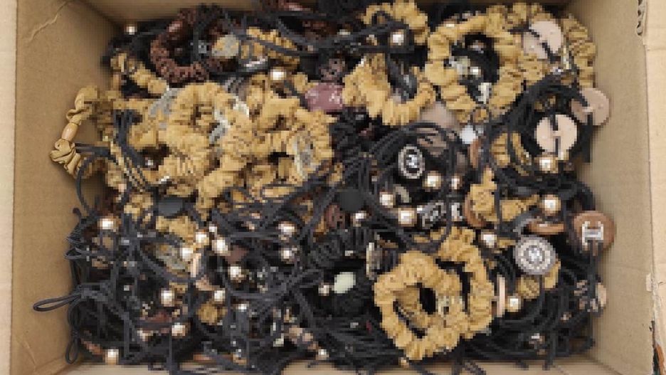 Warszawa. Zabezpieczone przez policję ozdoby do włosów