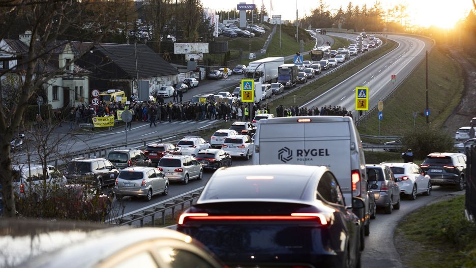 Nowa trasa S7 Kraków - Myślenice ma odciążyć obecną zakopiankę. Przeciwko proponowanym wariantom protestują mieszkańcy. Na zdjęciu ostatni protest w rejonie miejscowości Gaj.