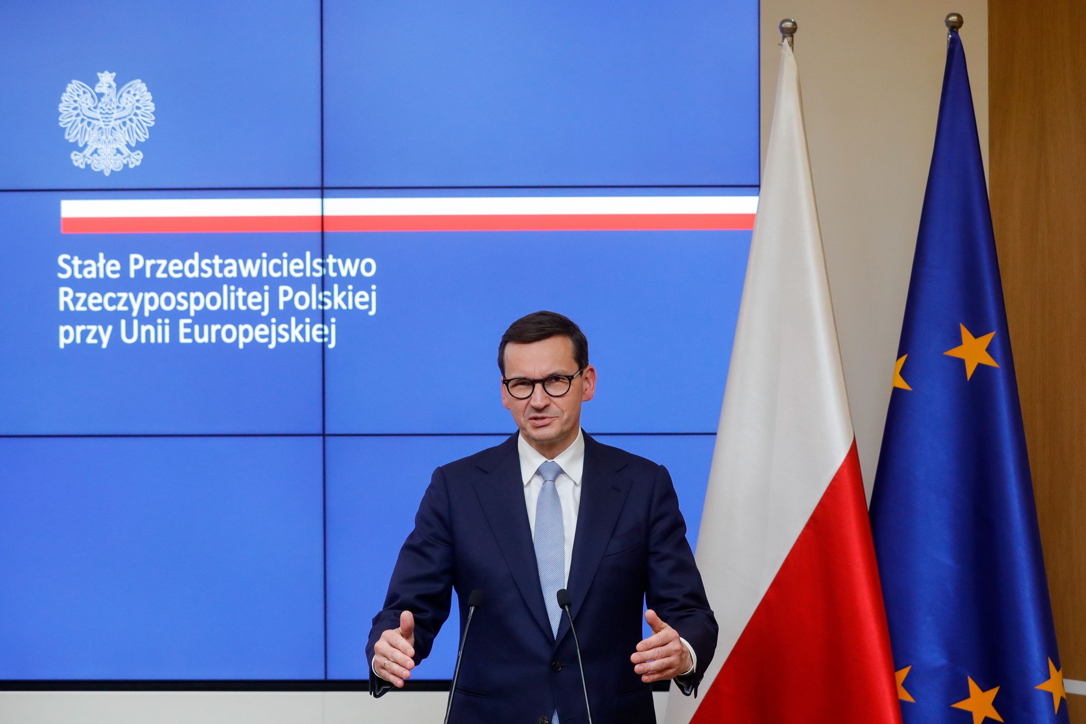 epa09539395 Polish Prime Minister Mateusz Morawiecki gives a press conference at the end of the second day of a European Union leaders meeting at the Polish Permanent Representation to the EU in Brussels, Belgium, 22 October 2021.  EPA/STEPHANIE LECOCQ Dostawca: PAP/EPA.