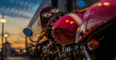 Łódź. Pijany motocyklista uderzył w latarnię. Zginął jego pasażer