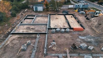Na Szczecińskiej rośnie Centrum Integracji Międzypokoleniowej. Fundamenty już powstają
