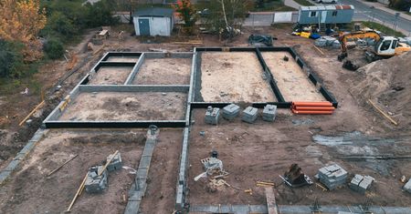 Na Szczecińskiej rośnie Centrum Integracji Międzypokoleniowej. Fundamenty już powstają