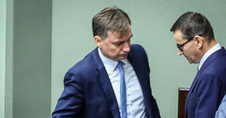 "W Polsce mamy dwa głazy milowe". Ostre słowa o Ziobrze i Morawieckim