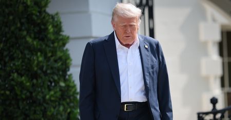 Trump zapowiada nowe cła na towary z UE. Media donoszą o "policzku" i "ciosie"