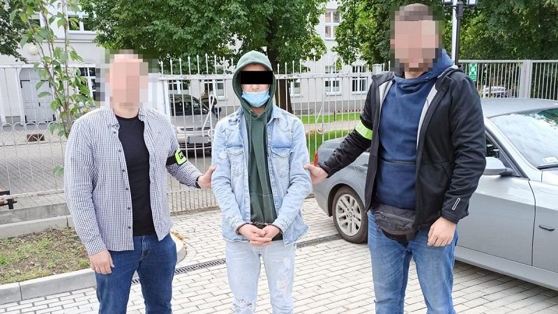20-latek podając się na policjanta odebrał od małżeństwa pieniądze