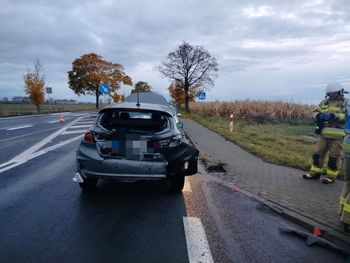 Czempiń: Pijana kierująca spowodowała kolizję i odjechała dymiącym autem. Po chwili seat stanął w ogniu