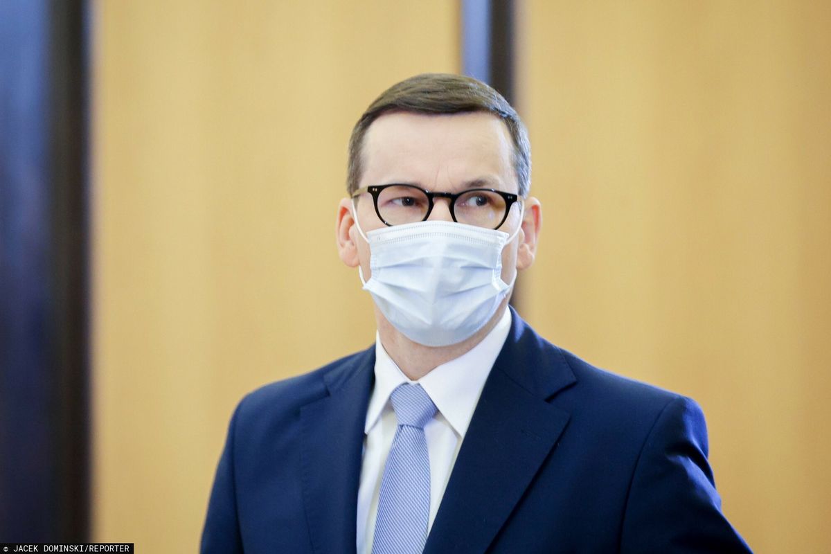 Morawiecki zniósł limit dodatków w KPRM. Urzędnicy premiera zarobią więcej (East News)