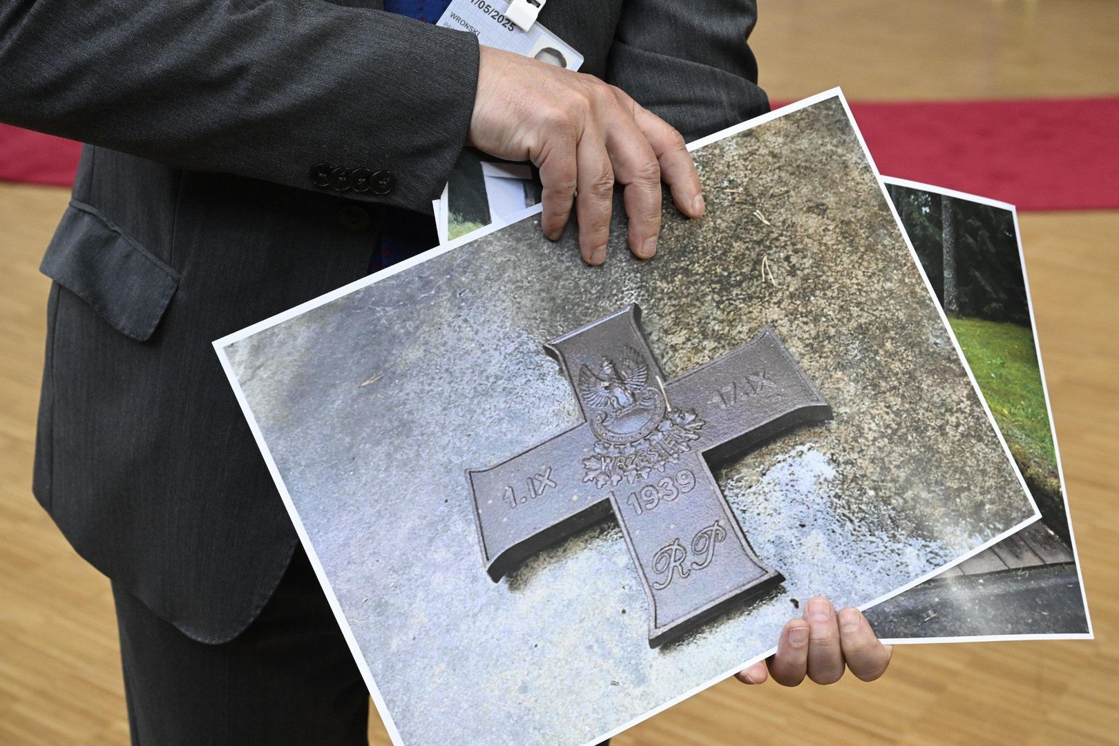 Bruksela, Belgia, 21.05.2025. Przewodnictwo Polski w Radzie UE. Materia³y zaprezentowane podczas konferencji prasowej ministra spraw zagranicznych Rados³awa Sikorskiego, 21 bm. w Brukseli. Minister poinformowa³, ¿e pomnik zamordowanych polskich wiêŸniów w Miednoje zosta³ zdewastowany. (sko) PAP/Wiktor D¹bkowski