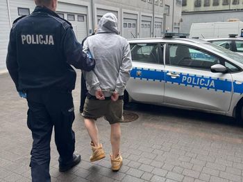 Groziła koleżance nożem, prześladowała Białorusina. Została zatrzymana