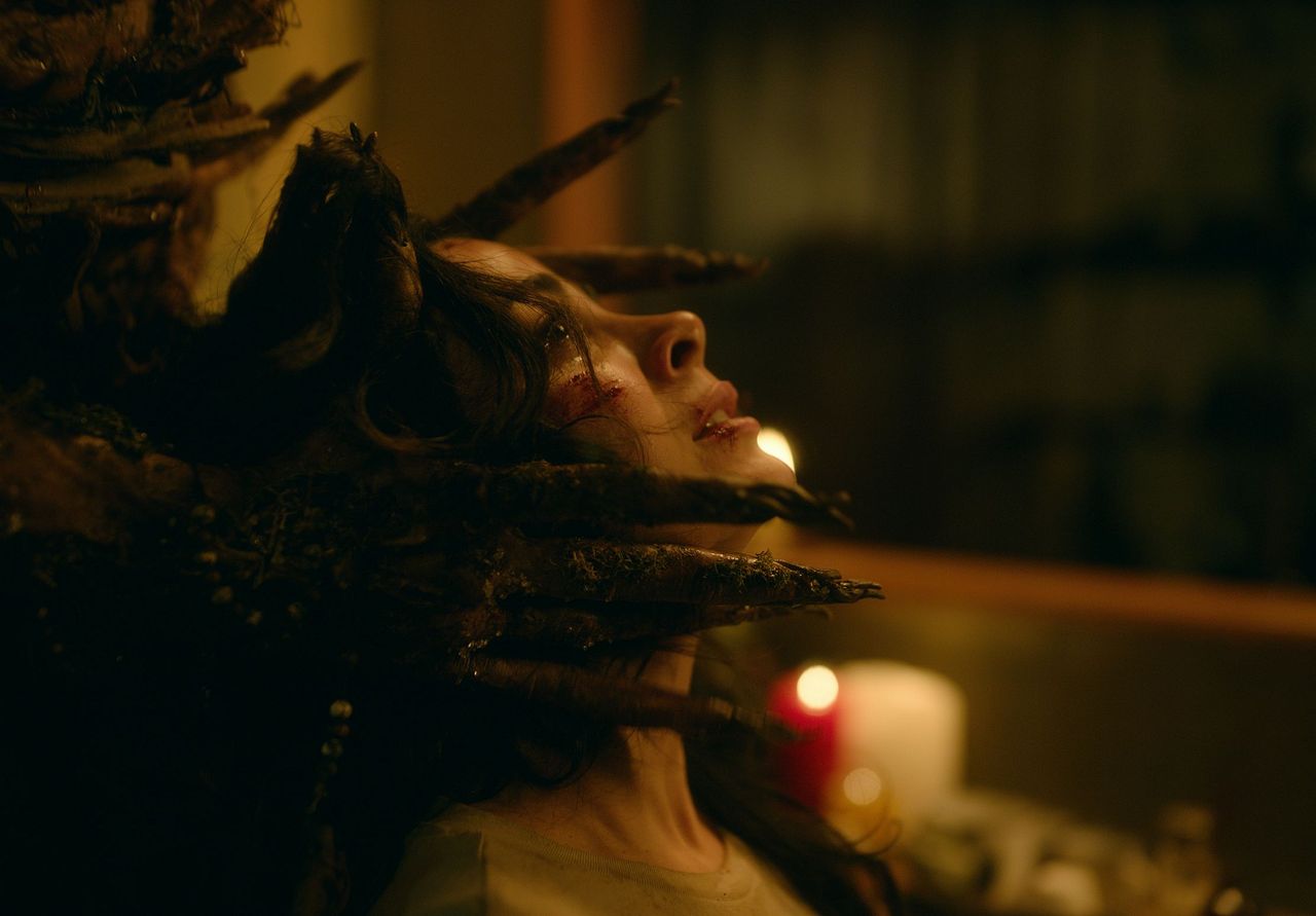 Emeraude Toubia i David Dastmalchian w horrorze "Rosario"