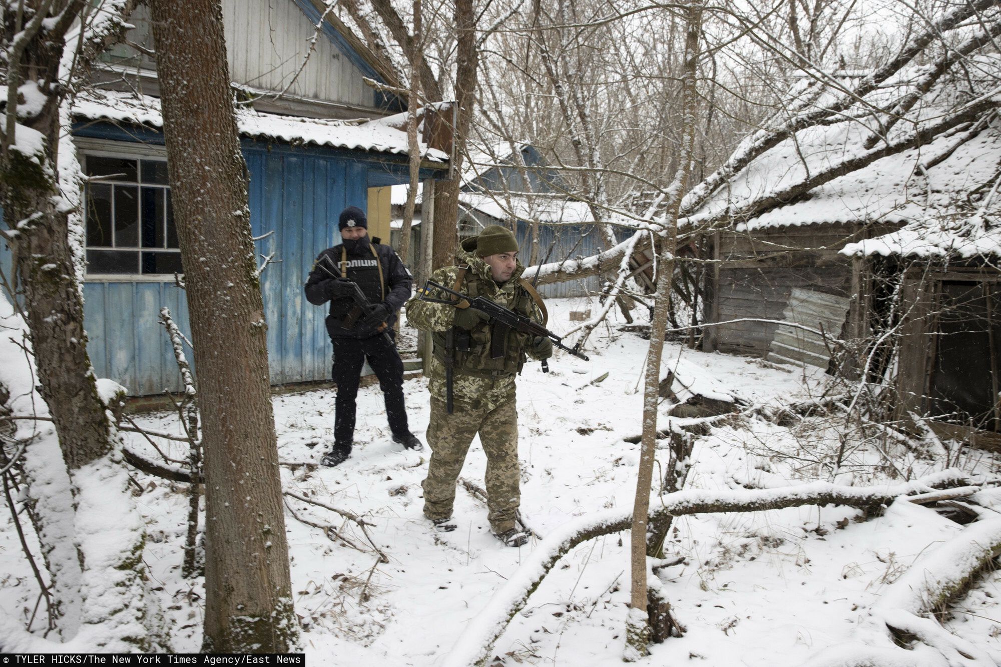 Ukrai?scy ?o?nierze w ?uka?skuA Ukrainian border guard on a joint patrol with Ukrainian police near the border with Belarus on Jan. 9, 2022, inside the exclusion zone, an area of about 1000 square miles surrounding the Chernobyl Nuclear Power Plant. (Tyler Hicks/The New York Times)TYLER HICKS