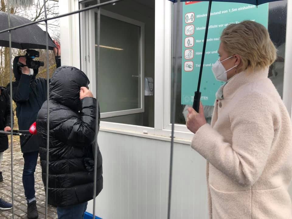 Koronawirus. Na otwarciu centrum w Linken obecna była premier Meklemburgii-Pomorza Przedniego Manuela Schwesig (po prawej).