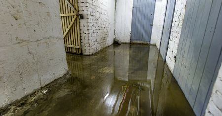 Kupili nowe domy. Od miesięcy wiadrami wynoszą wodę z piwnic