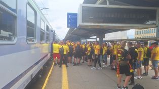 Kielce: Korona wyruszyła do Płocka. Tłumy kibiców pożegnały drużynę
