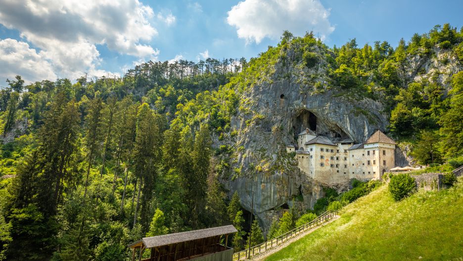 Predjamski Grad to świetne miejsce na przystanek w drodze do Chorwacji