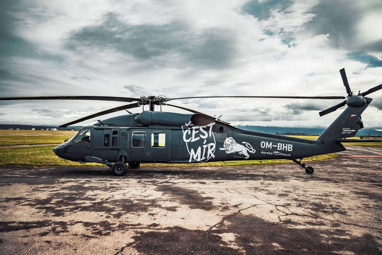 The organization "Dárek pro Putina" is raising funds to purchase a Black Hawk helicopter for the Ukrainian army.