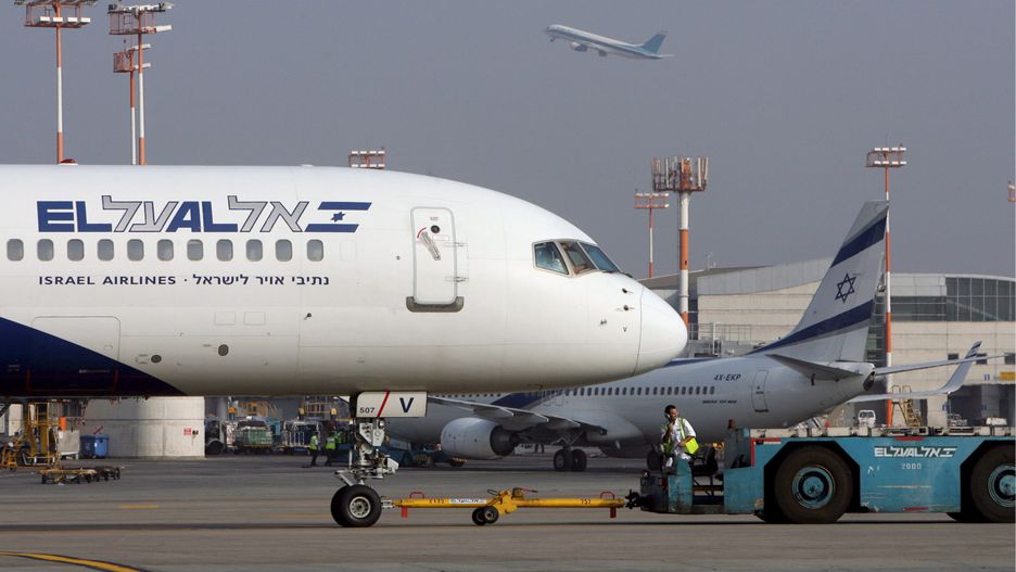File photograph of El Al plane at Ben Gurion Airport
epa01136304 A file photograph from July 25, 2007 shows an El Al plane being towed onto the runway from the new Terminal 3 as a plane takes off.  Israeli media are reporting on 01 October 2007 that  a serious accident was averted at the airport with an Israir plane was preparing to land and an Italian passenger plane was about to take off on the same runway, the only one currently in use at the airport. The Italian plane entered the runway without permission and the Ben Gurion tower was advised by an El Al pilot who noticed the mistake. The tower then advised the Israir plane not to land and an iminent collison was averted. An investigation has been launched. The airport has been is under criticsm for it's antiquated equipment despite having a new terminal, and only one of the airport's three runways is equipped for automated landings.  EPA/JIM HOLLANDER
Dostawca: PAP/EPA.
JIM HOLLANDER