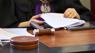 Nie płacił alimentów na córki. Sąd go uniewinnił