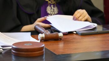 Nie płacił alimentów na córki. Sąd go uniewinnił