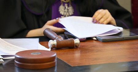 Nie płacił alimentów na córki. Sąd go uniewinnił