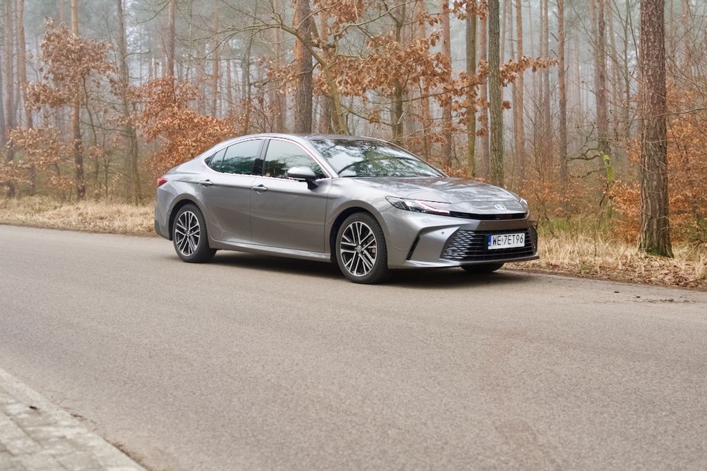 Jeździłem nową Toyotą Camry. "Niebezpiecznie" zbliżyła się do Lexusa
