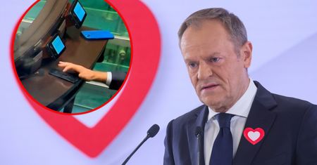 Tusk zalicza wpadkę za wpadką. Pokazał hasło