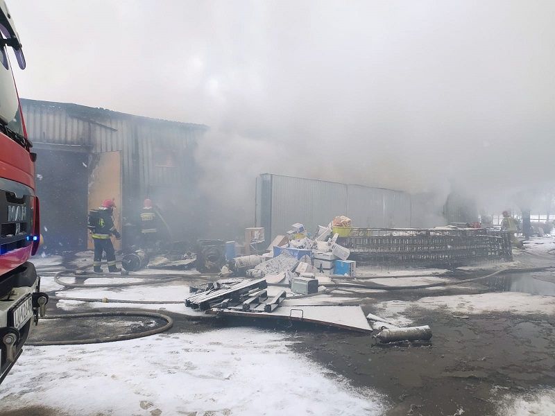 Pożar magazynu AGD i warsztatu samochodowego przy ul. Smoluchowskiego | fot. KM PSP w Lublinie