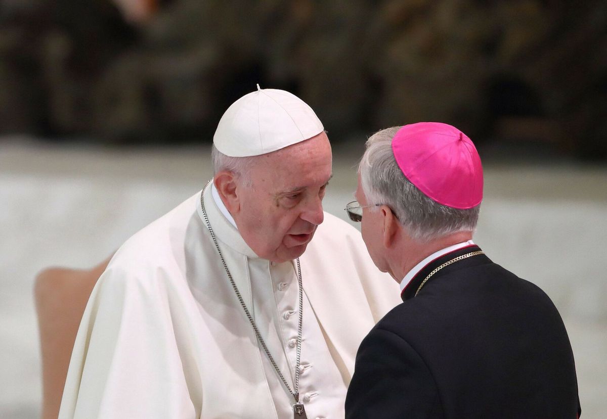 Papież Franciszek rozmawia z abp. Jędraszewskim w Watykanie w 2018 roku (Fot. Grzegorz Galazka/SIPA/SIPA/East News)
