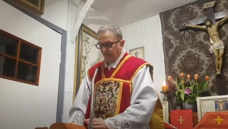 Ks. Michał Woźnicki OBRAŻA Marylę Rodowicz i Beatę Kozidrak