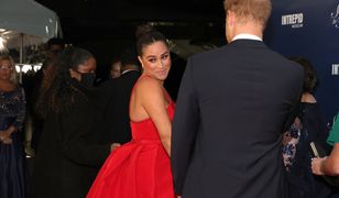 Meghan Markle w czerwonej sukni z wycięciem. Dawno się tak nie wystroiła. Uwagę przykuwa pokaźny dekolt