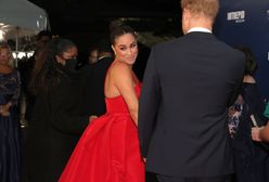 Meghan Markle w czerwonej sukni z wycięciem. Dawno się tak nie wystroiła. Uwagę przykuwa pokaźny dekolt