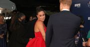 Meghan Markle w czerwonej sukni z wycięciem. Dawno się tak nie wystroiła. Uwagę przykuwa pokaźny dekolt