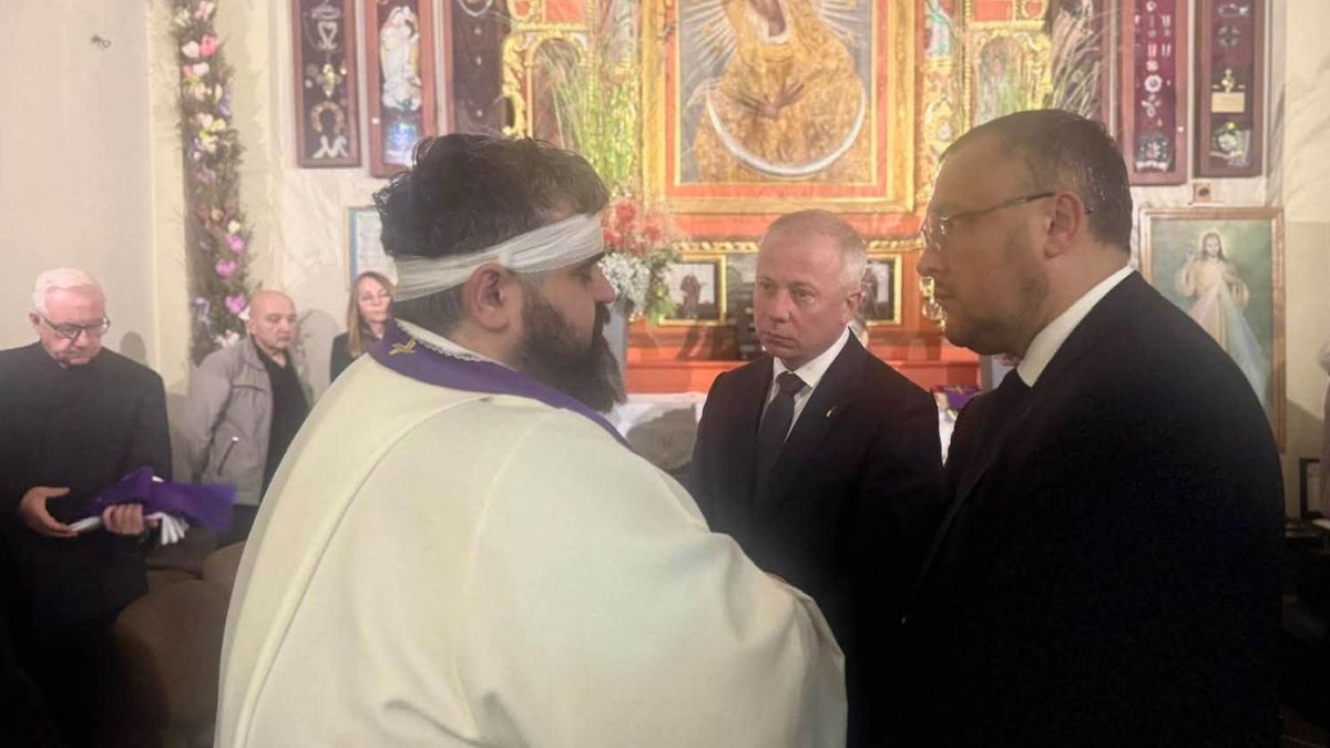 Ambasador Wasyl Bodnar z księdzem Adrianem